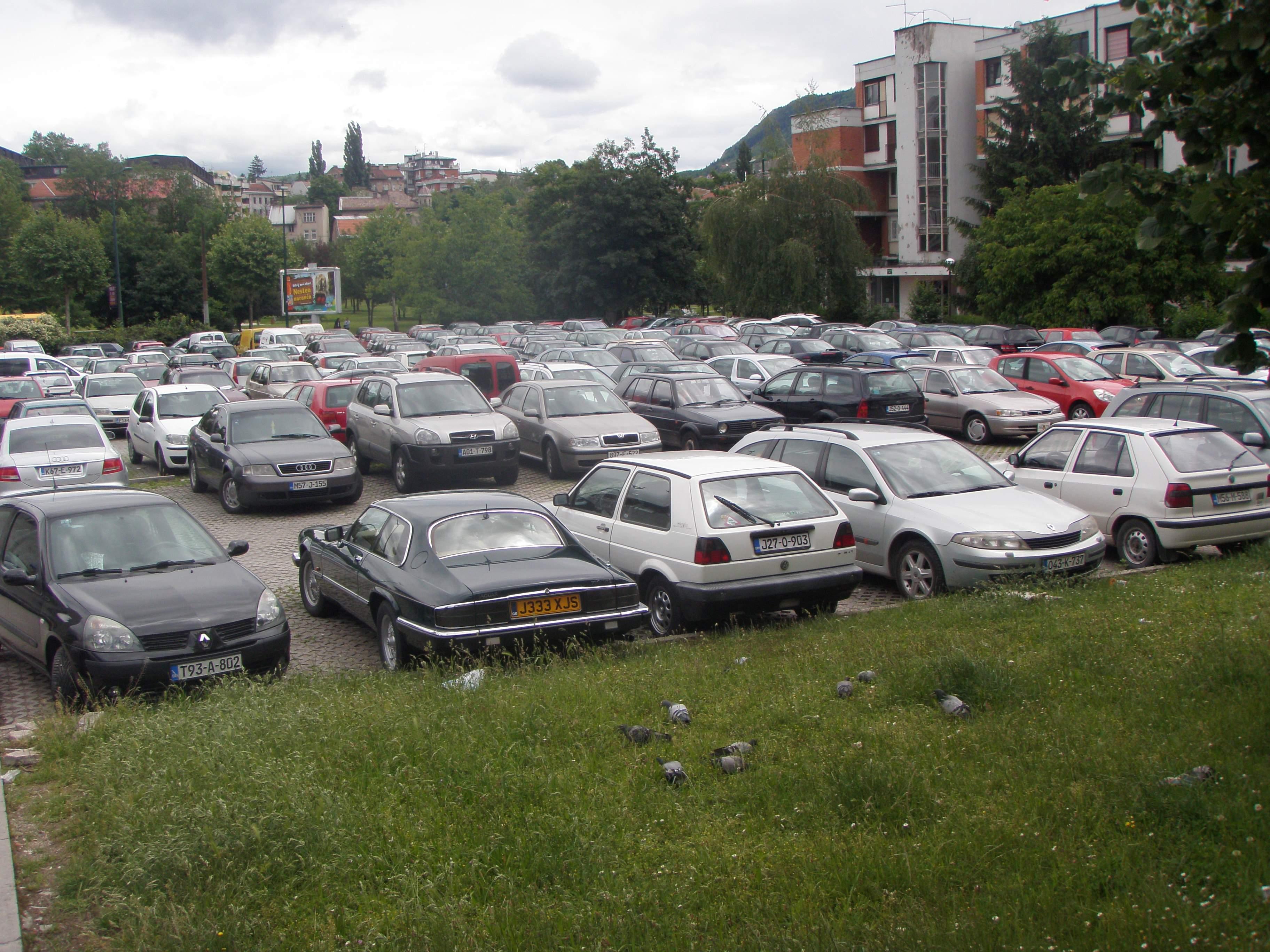 Kradu strane tablice s vozila, a vlasnici ih otkupljuju za 500 eura