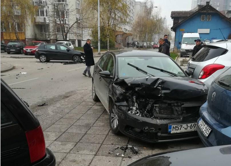 Sudar u Paromlinskoj: Oštećeno više vozila na parkingu, saobraćaj obustavljen