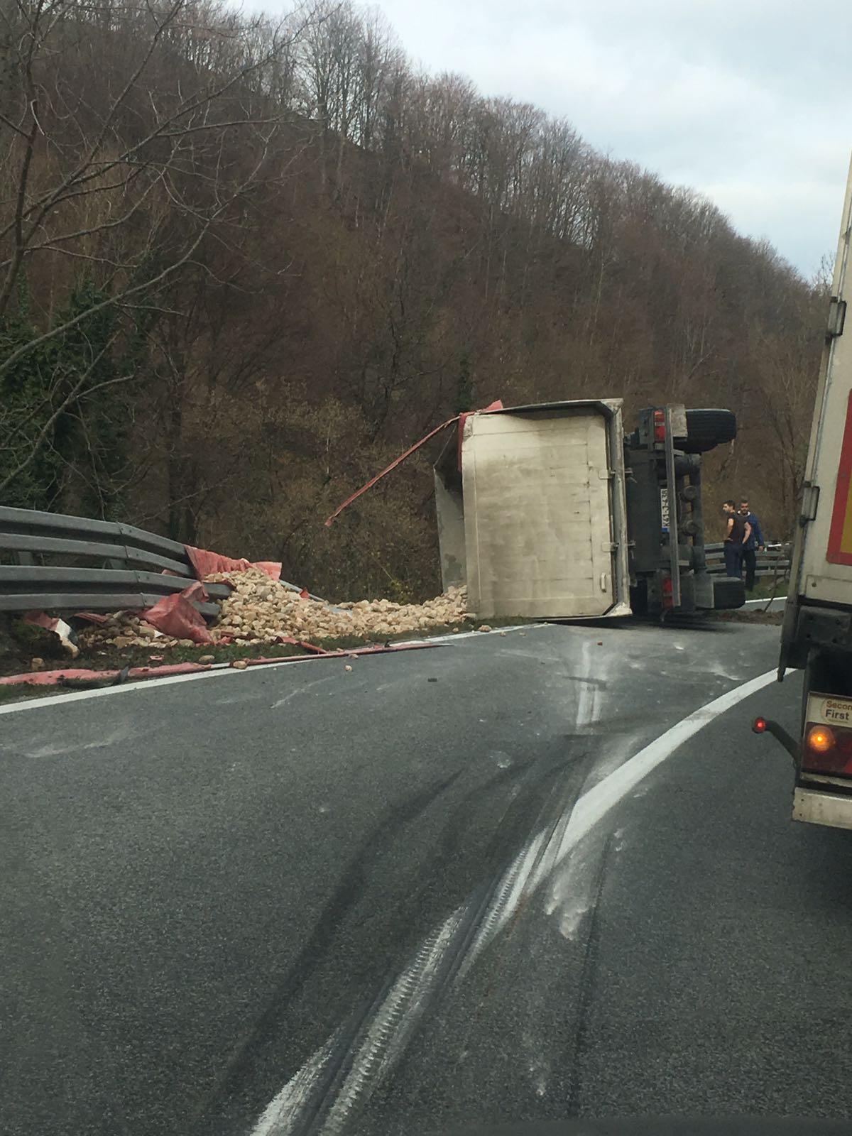 Prevrnuo se kamion na dionici D. Vakuf - Jajce - Avaz