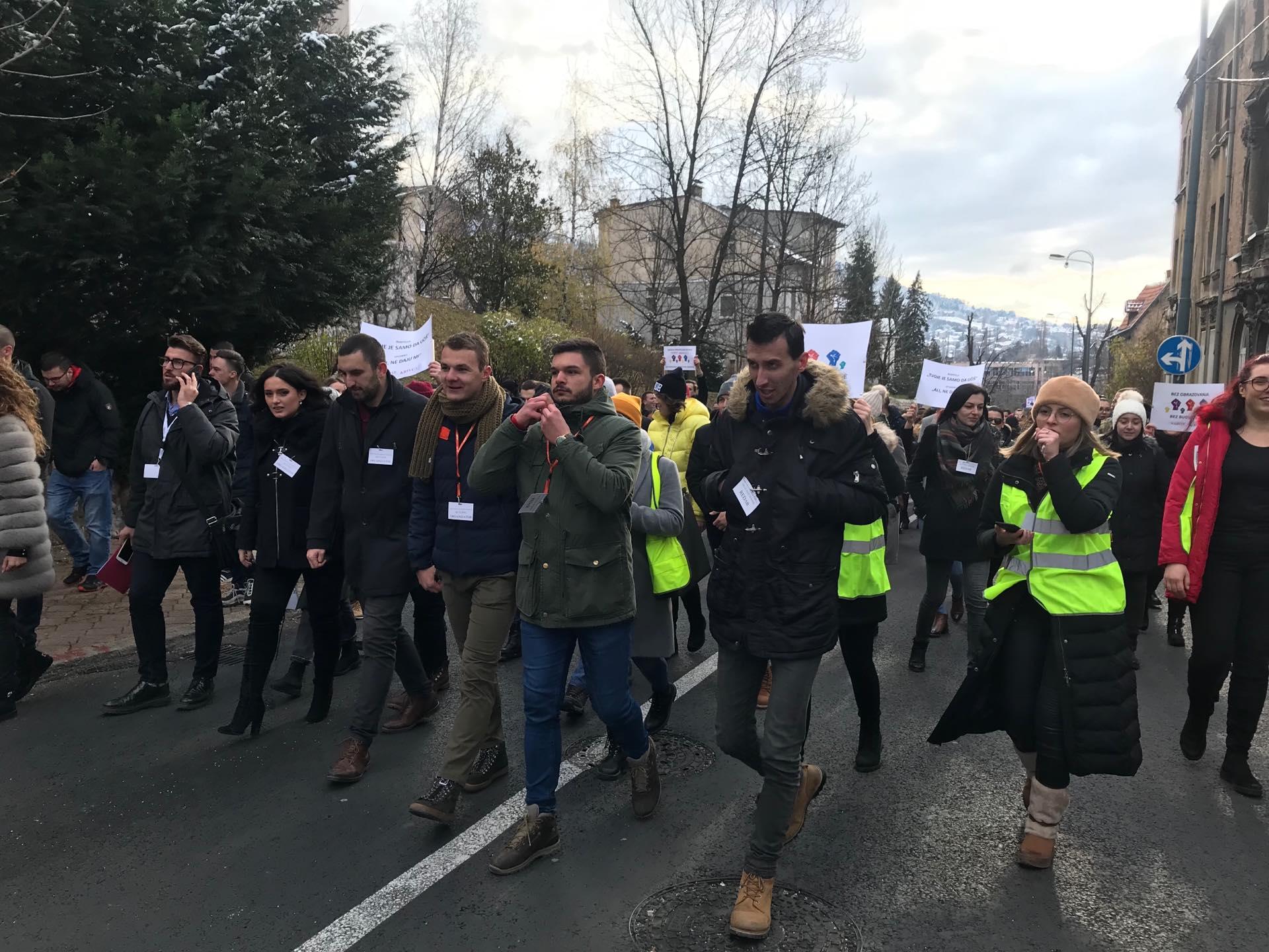 Studenti stižu ispred Medicinskog fakulteta - Avaz