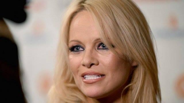 Pamela Anderson nema ništa na sebi osim štikli: "Playboy" objavio novu fotografiju najpoznatije zečice