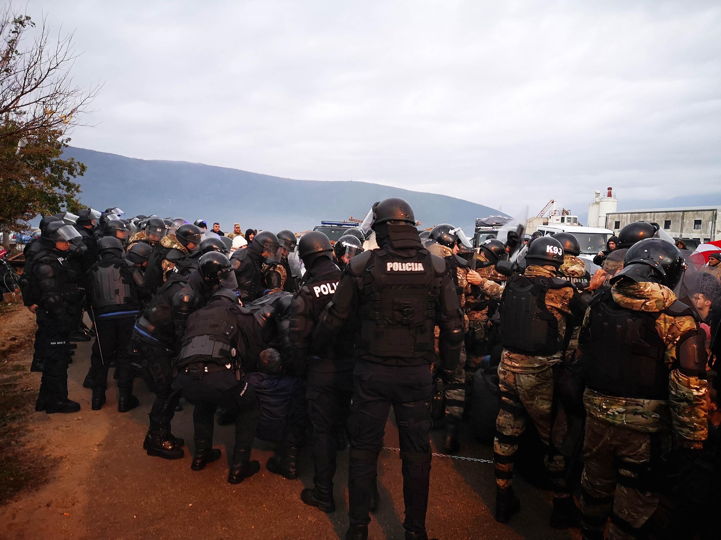 Sukob policije i građana počeo jutros oko šest sati - Avaz