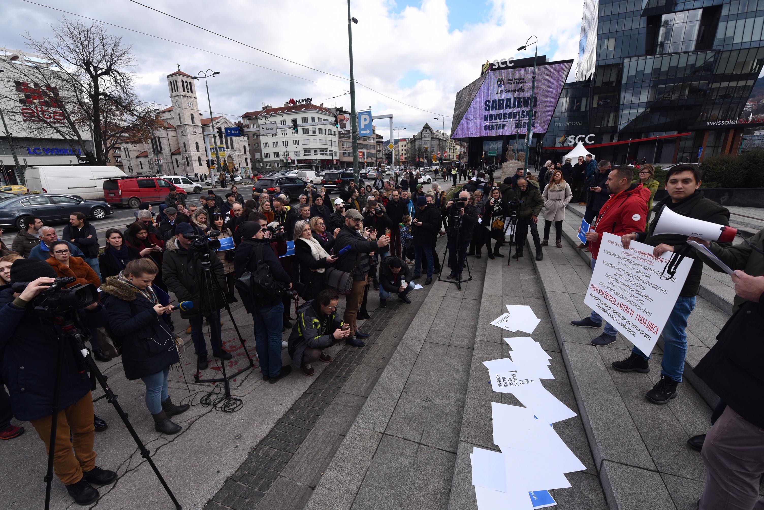 Građani i članovi nevladinih organizacija okupljeni ispred Parlamenta BiH - Avaz