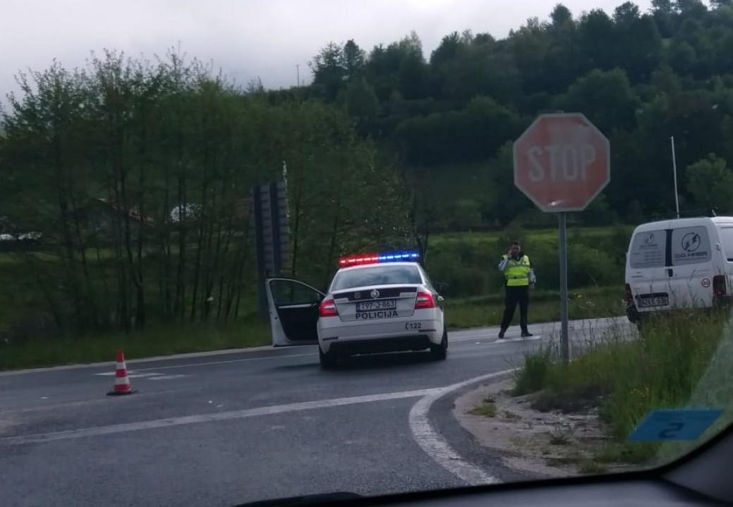 Policija u potjeri za vozačem u crvenom autu koji je udario pješaka i pobjegao