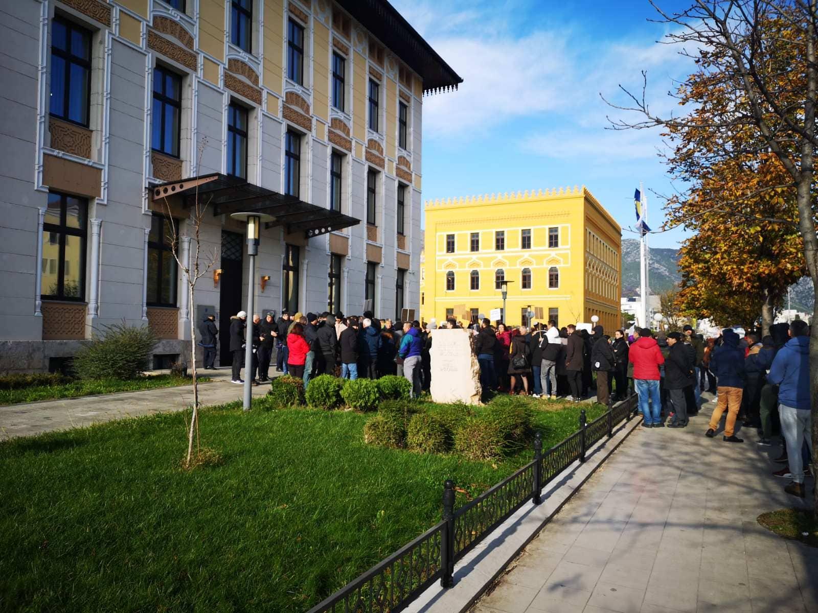 Protesti ispred Gradske vijećnice u Mostaru - Avaz