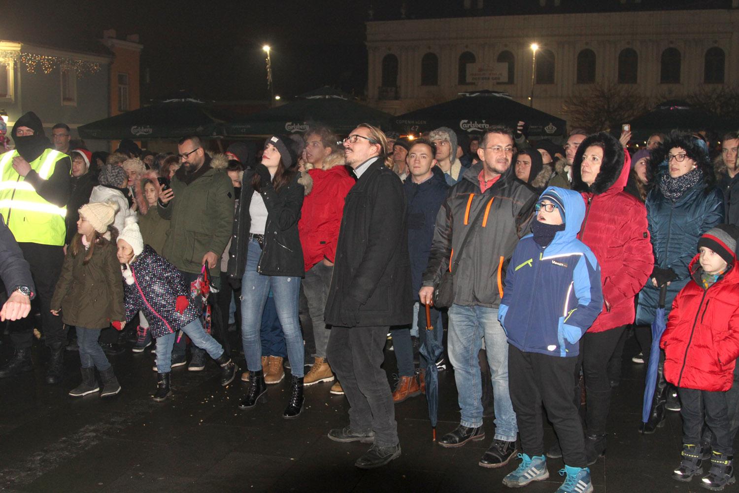 Koncertom "Bombaj štampe" otvoren "Zimsko grad" u Tuzli - Avaz