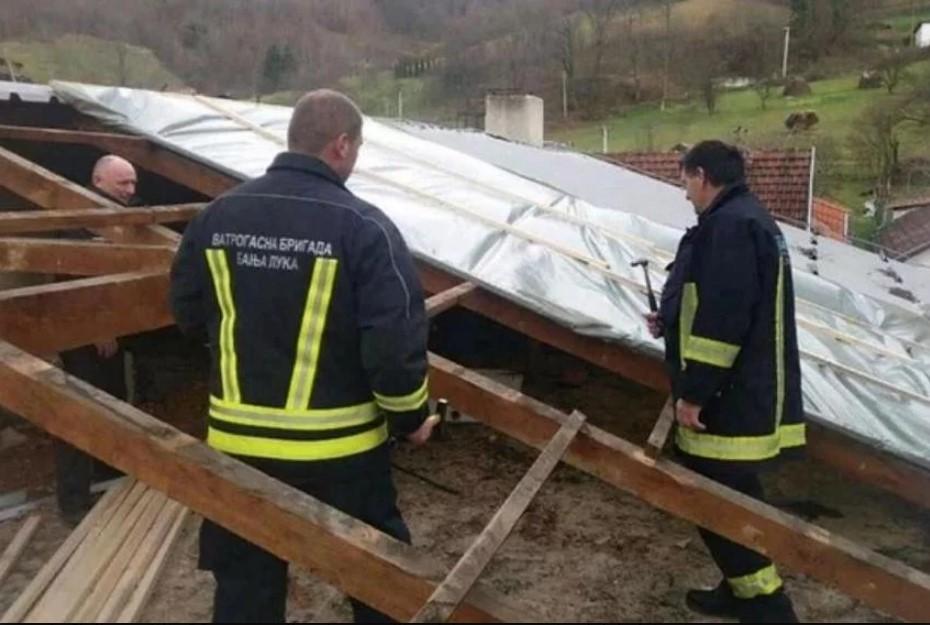 Škola u Novoseliji nakon što je vjetar odnio dio krova prekrivena najlonom