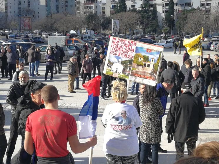 Okupljene pristalice ispred hrama - Avaz