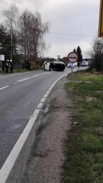 Udes na ulazu u Janju: Automobil se prevrnuo