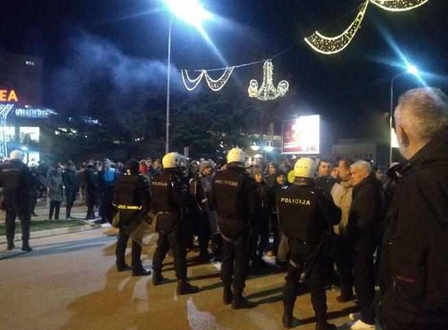 Nikšićani blokirali ulicu kod parka, policija na licu mjesta