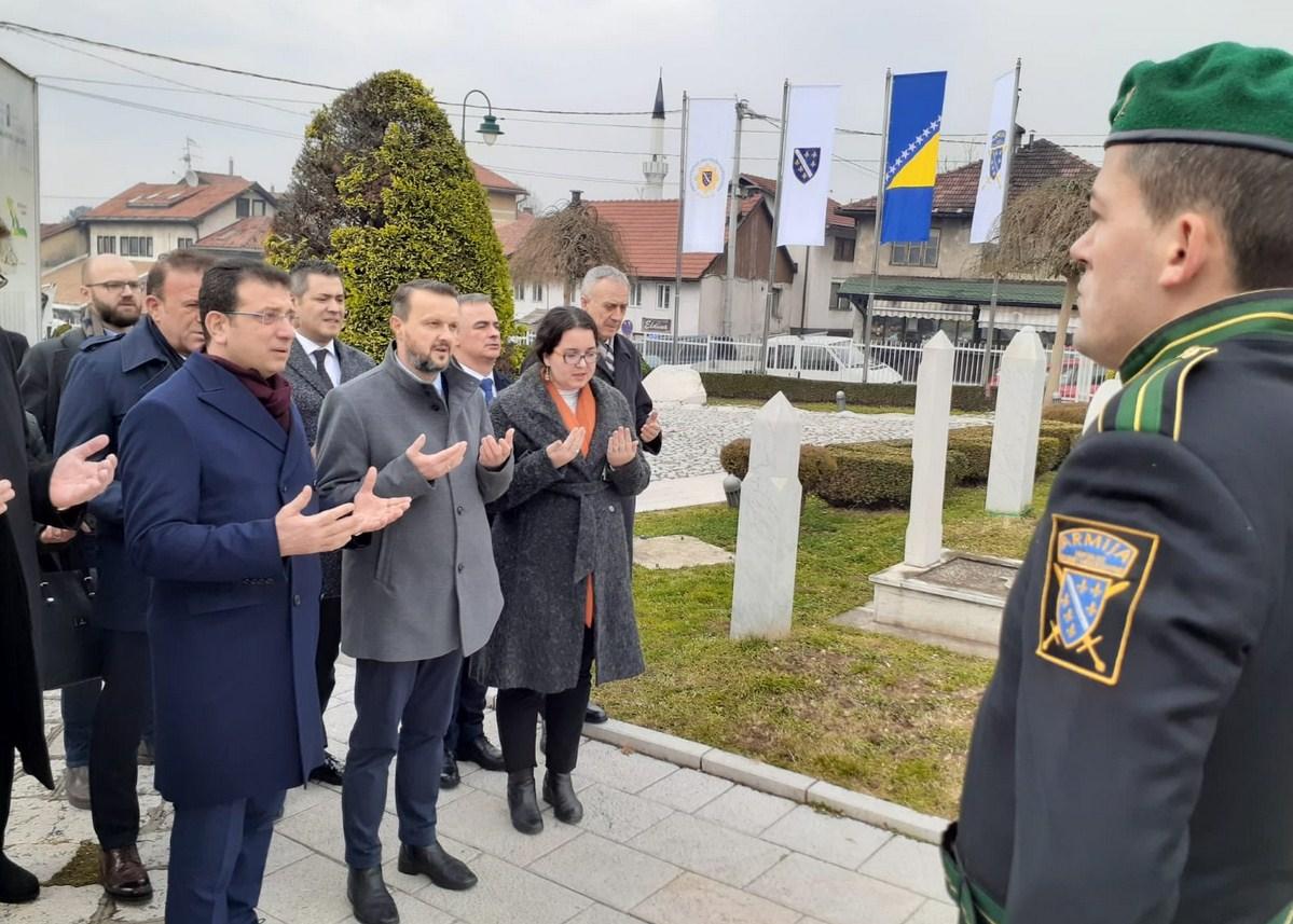 Na mezaru Alije Izetbegovića - Avaz