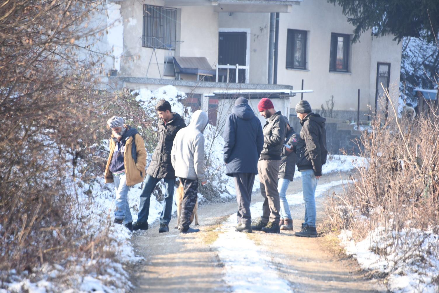 Mještani Hadžića i Blažuja dolaskom zime žive u strahu: Stisnuo minus, migranti bosi