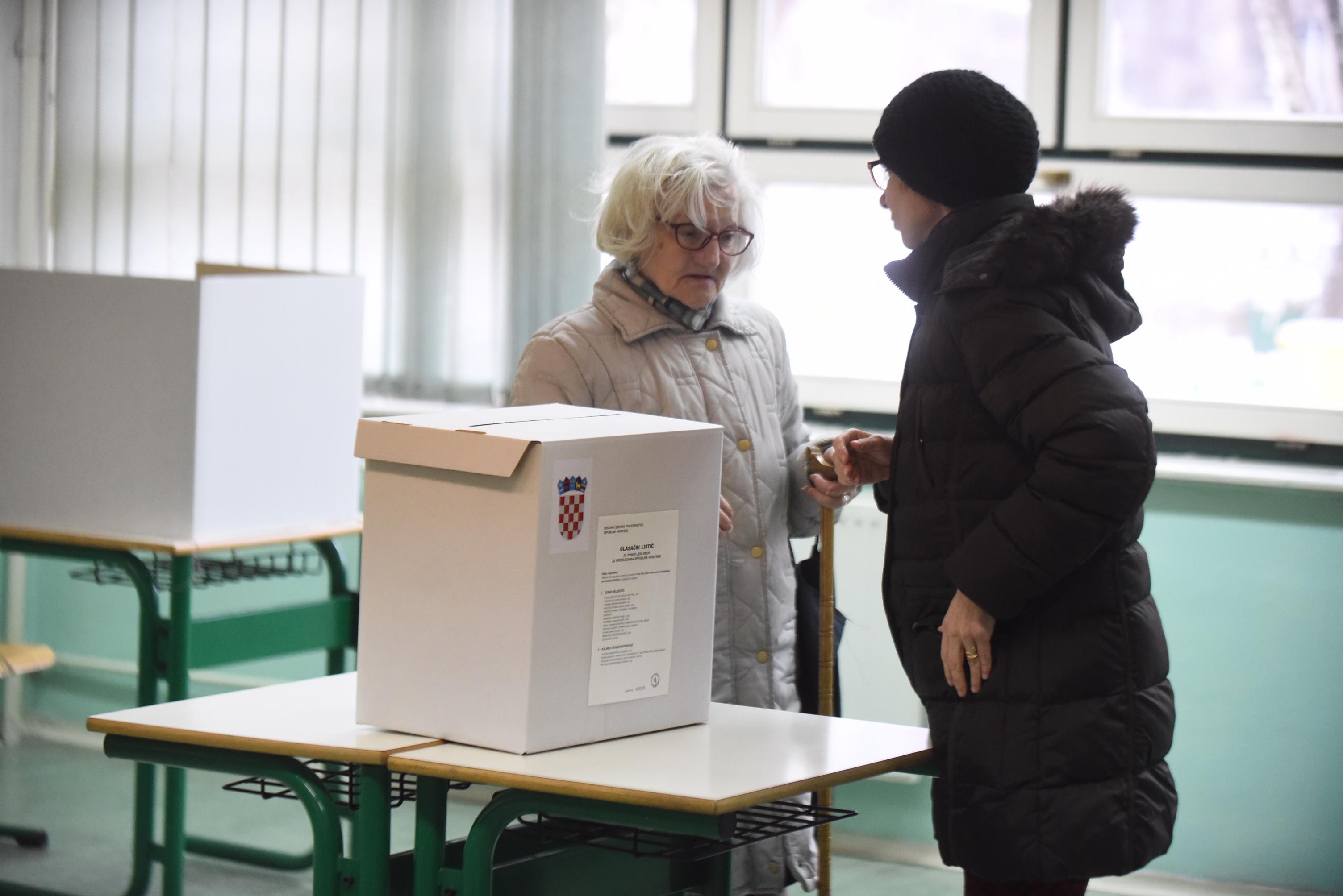 Biračko mjesto u Ekonomskoj školi u Sarajevu - Avaz