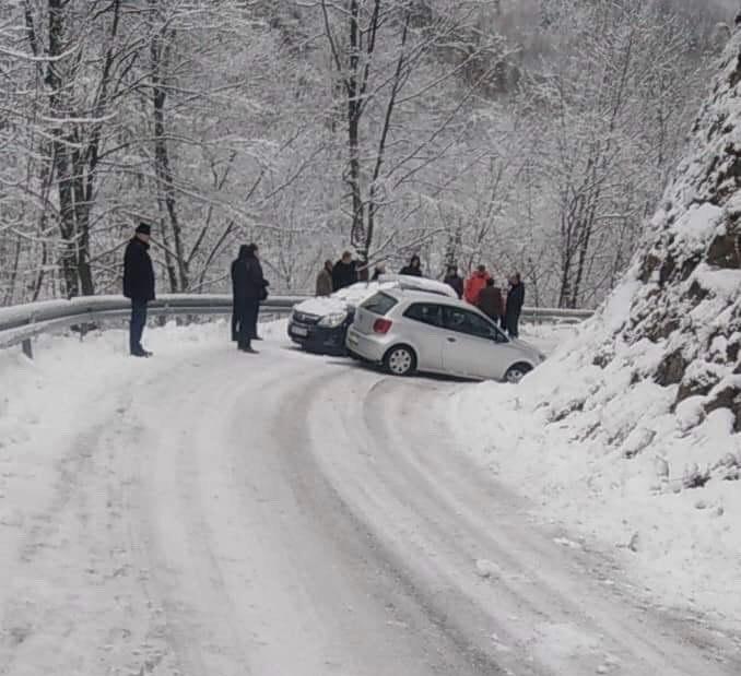 Sudarila se dva vozila na Ponijerima, saobraćaj se odvija otežano