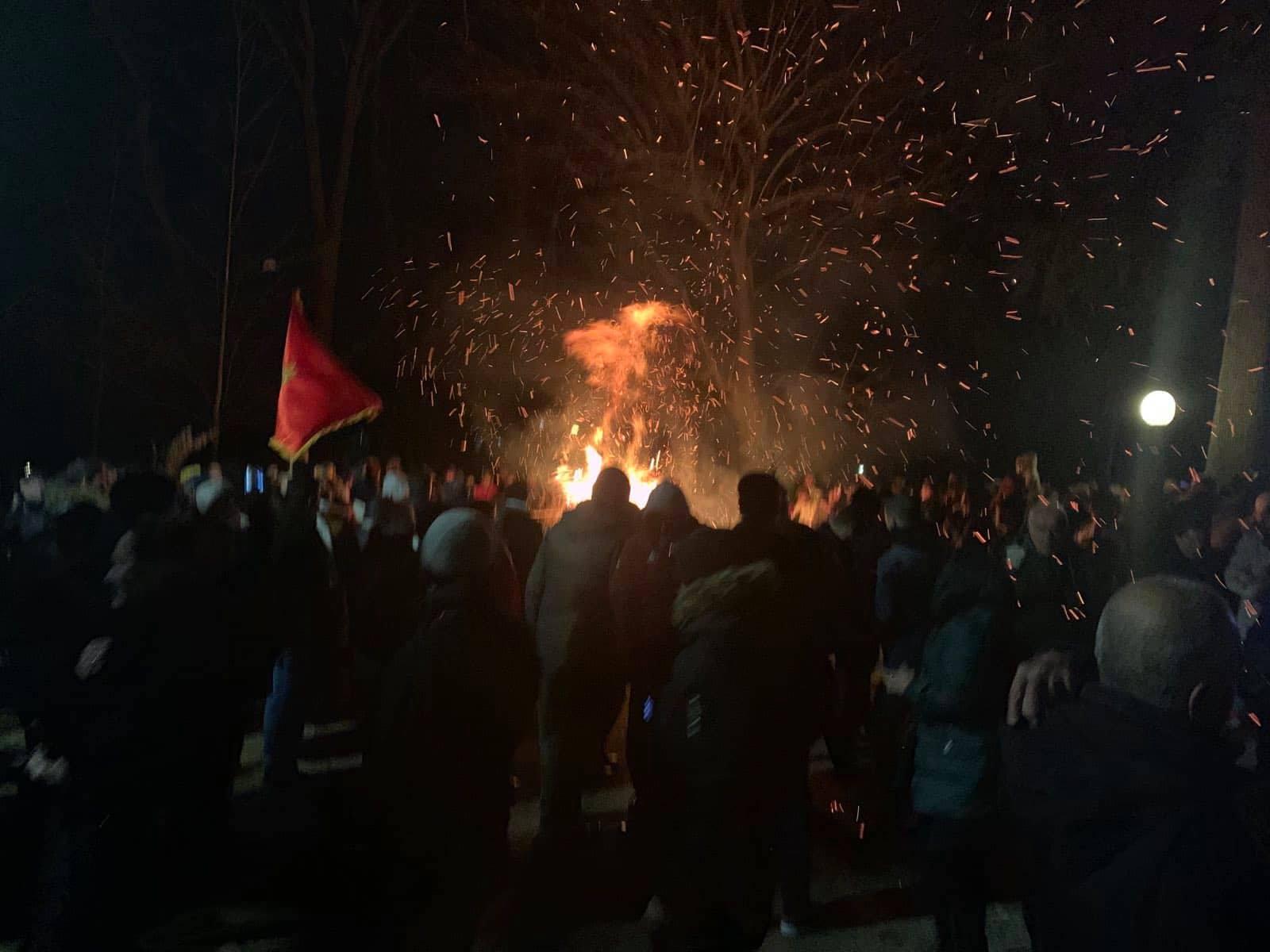 Na devet lokacija u Crnoj Gori vjernici CPC naložili badnjak: Nakon referenduma, Zakon najveći iskorak