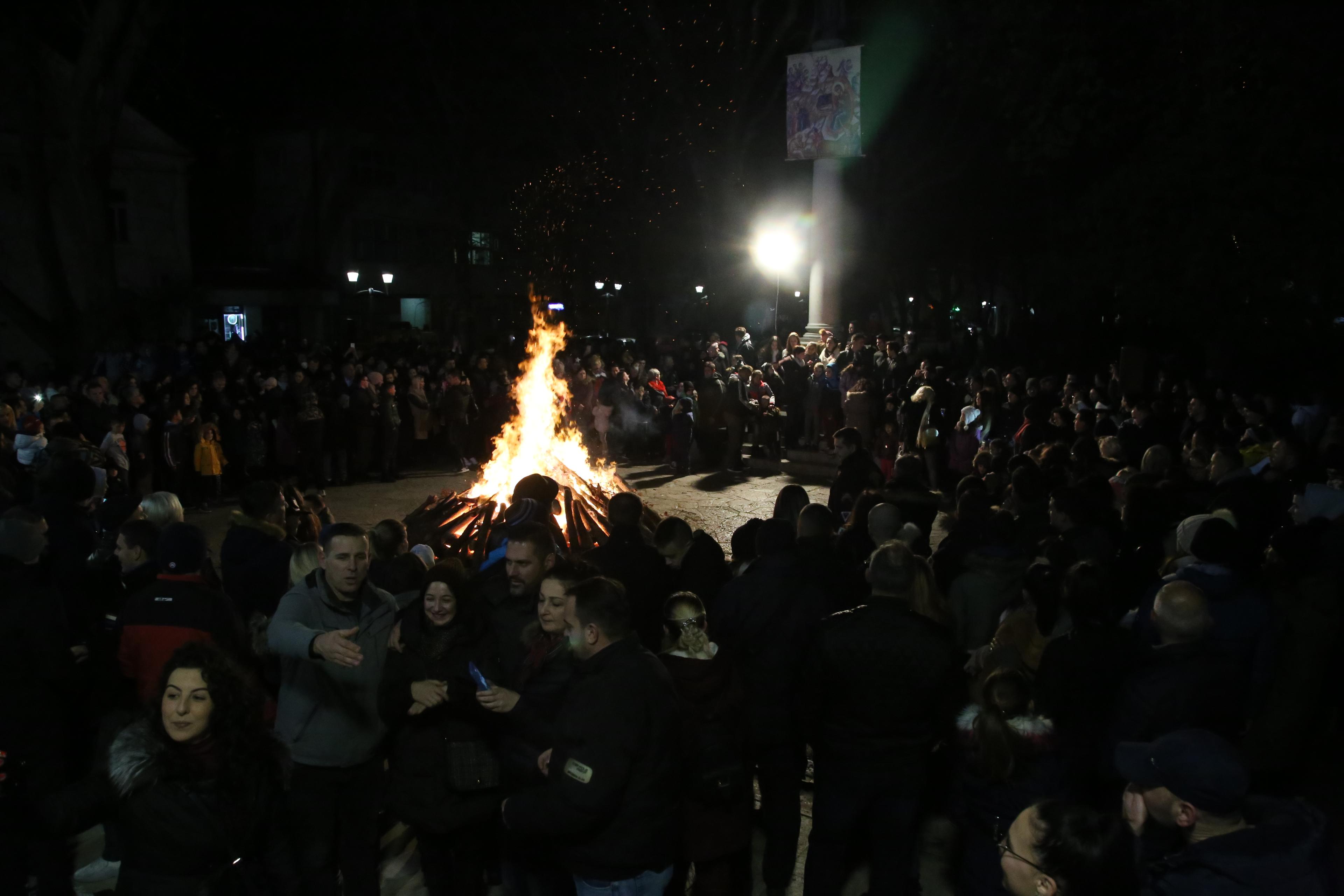 Svečano nalaganje badnjaka na Trgu slobode u Trebinju