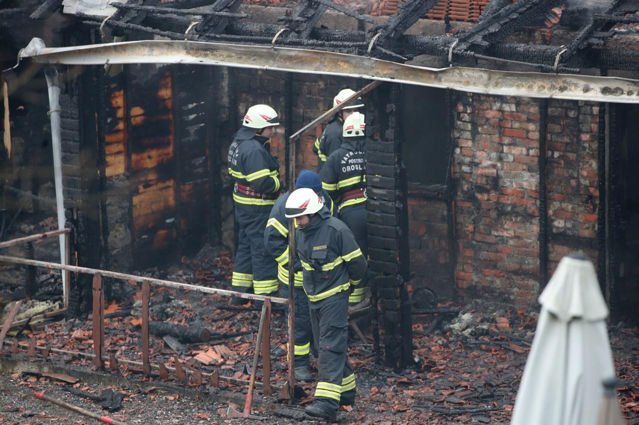 Vatrogasci se s vatrenom stihijom borili cijelu noć - Avaz