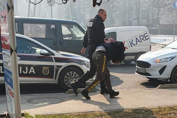 Policija brzo savladala pljačkaša - Avaz