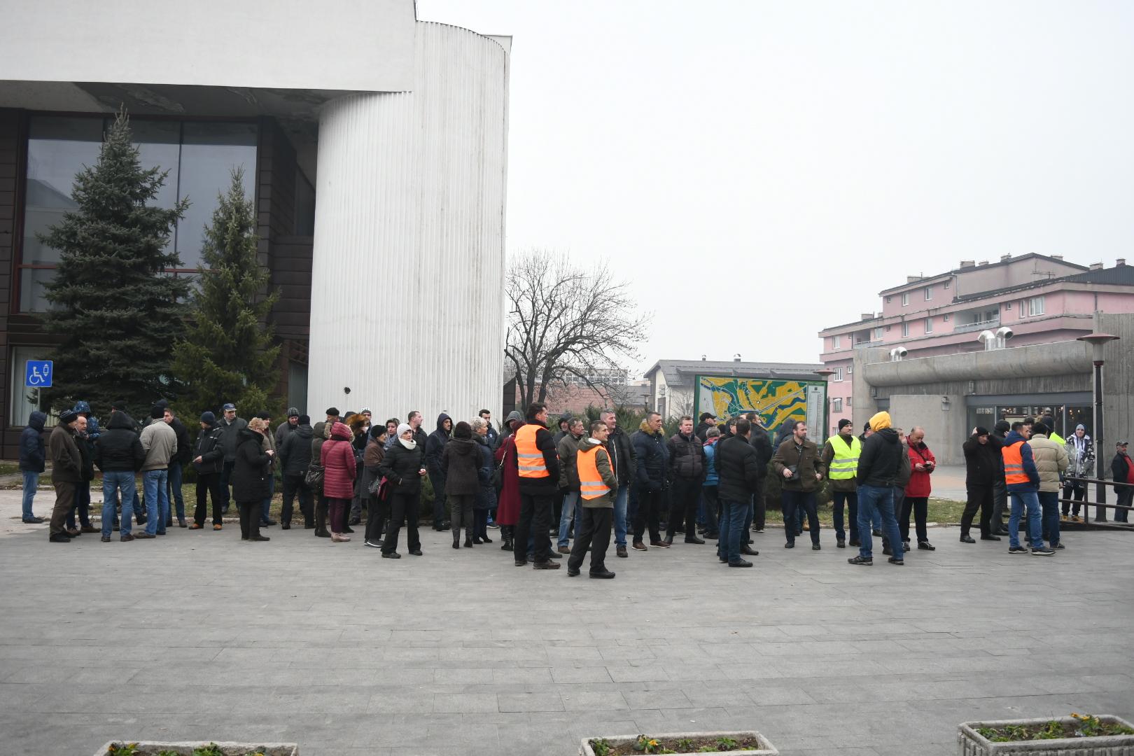 Radnici "Zenicatransa" okupili se ispred Gradske uprave - Avaz