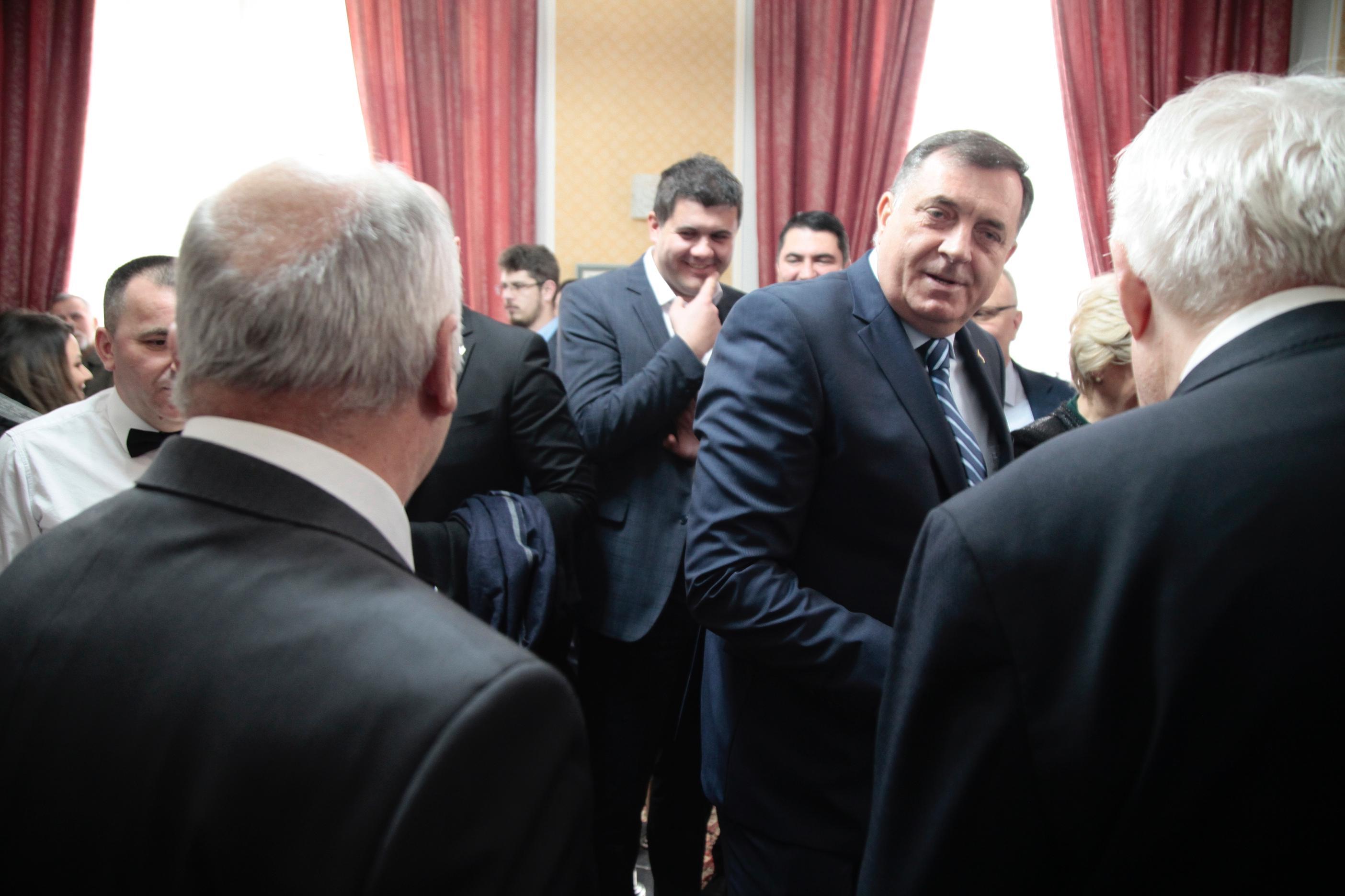 Dodik Incku: Šta ćeš ti ovdje? Incko Dodiku: Ja sam Tito!