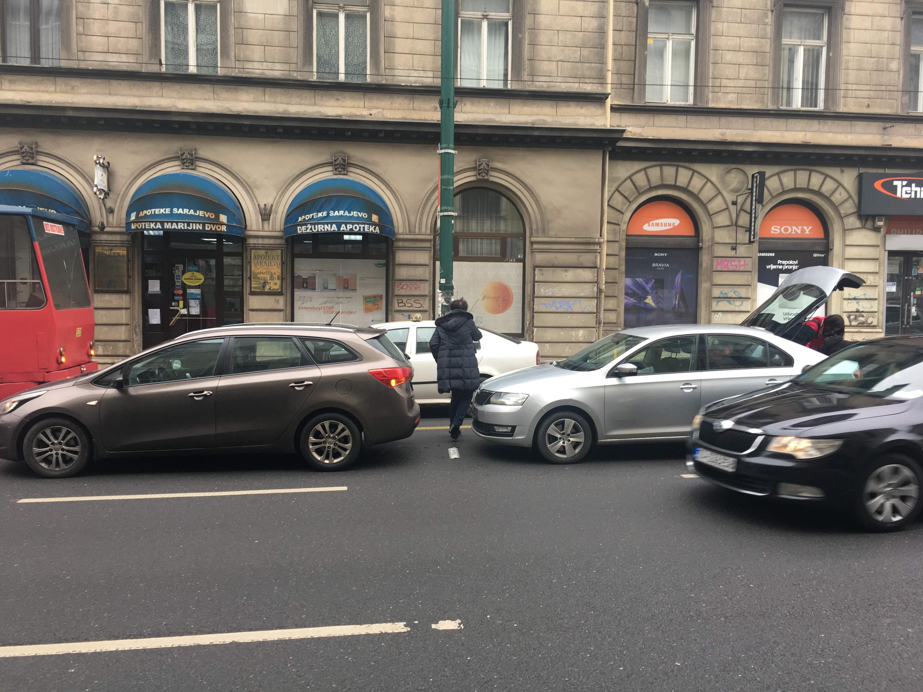 Sudar dva automobila u blizini tramvajskog stajališta: Nema povrijeđenih