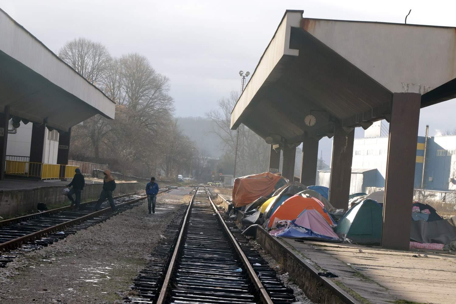 Na platou na kojem su nekad dočekivani i ispraćani vozovi sada su šatori migranata - Avaz