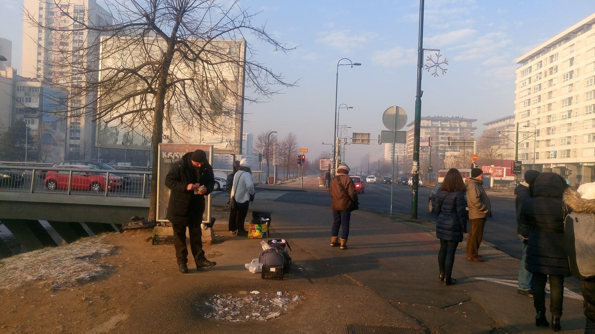 Borba za preživljavanje: Uprkos minusima, prodaju robu na ulici