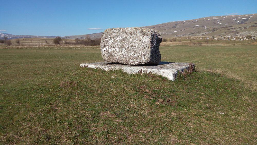 Stećak u Podgradini težak najmanje tri tone - Avaz