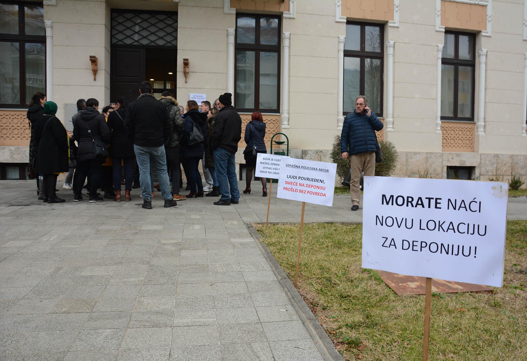 Građani se okupili pred Vijećnicom - Avaz