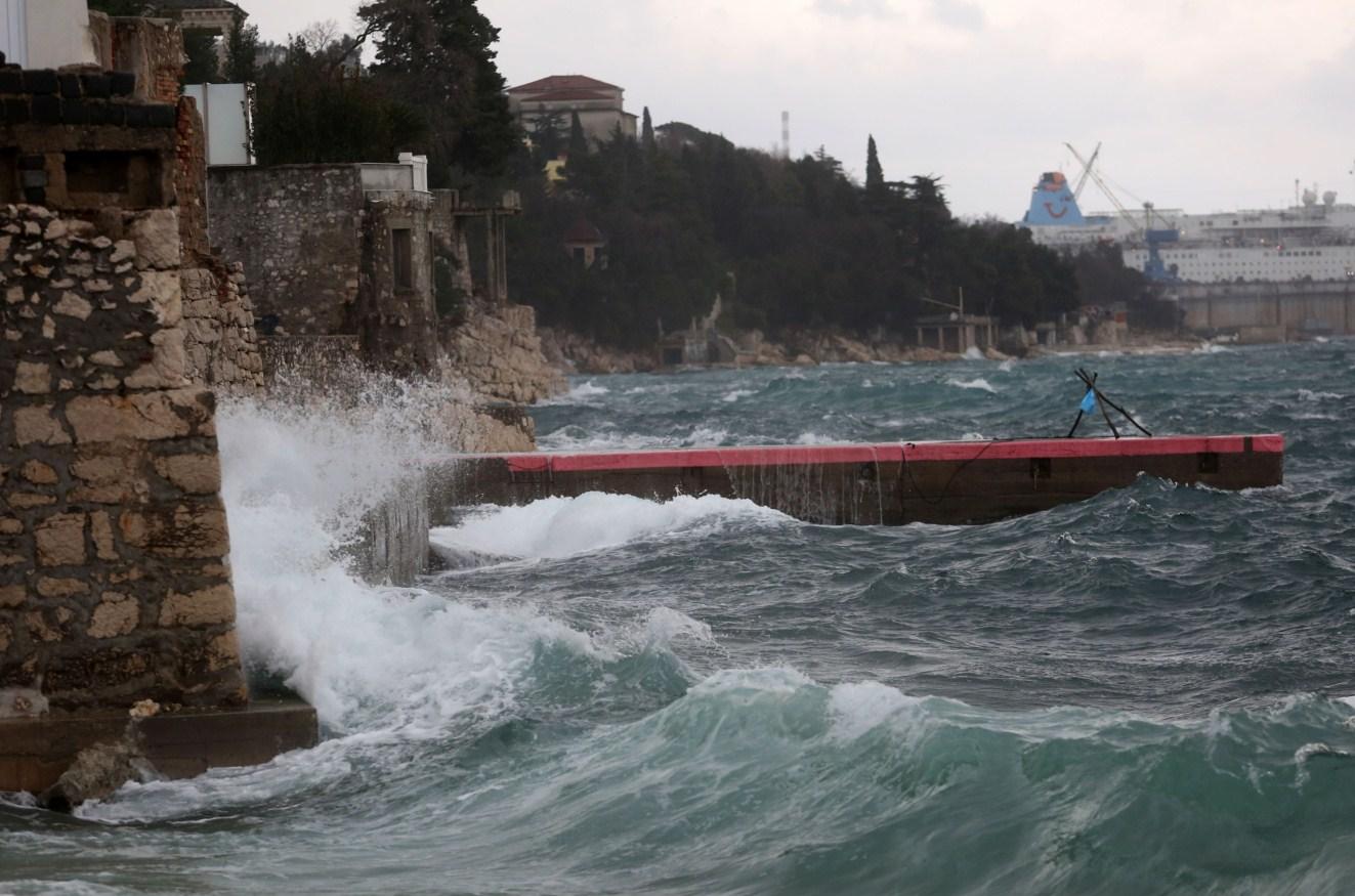 Nevrijeme pogodilo Hrvatsku: Vjetar čupa stabla, pada jaka kiša...