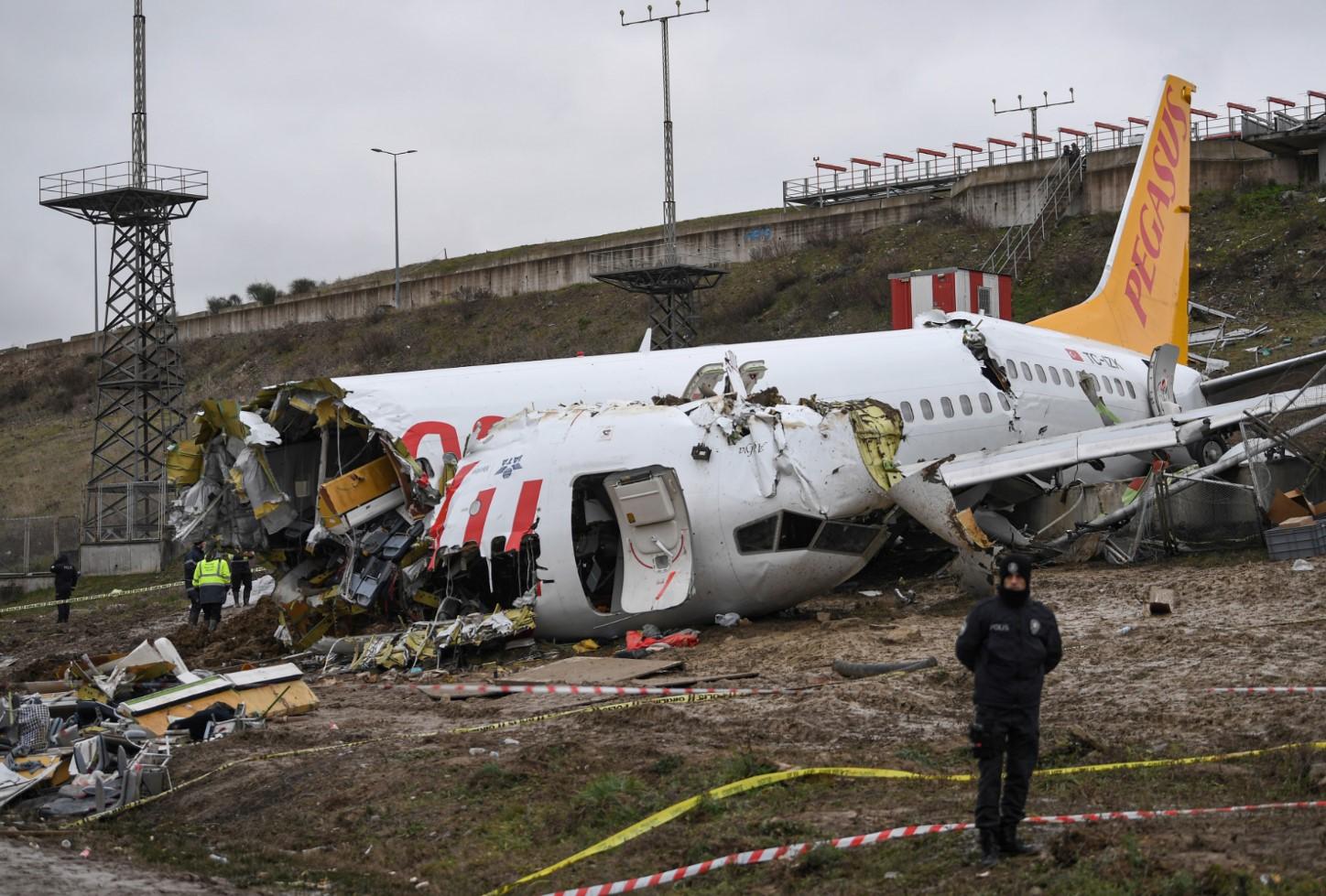 Avion se raspao na tri dijela - Avaz