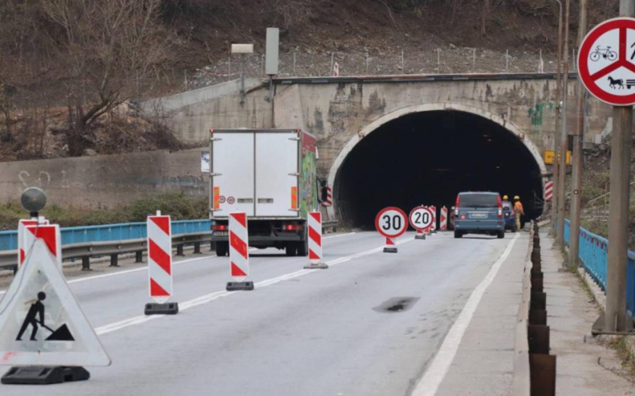 Kroz tunel Vranduk, tokom dana saobraća se dvosmjerno - Avaz