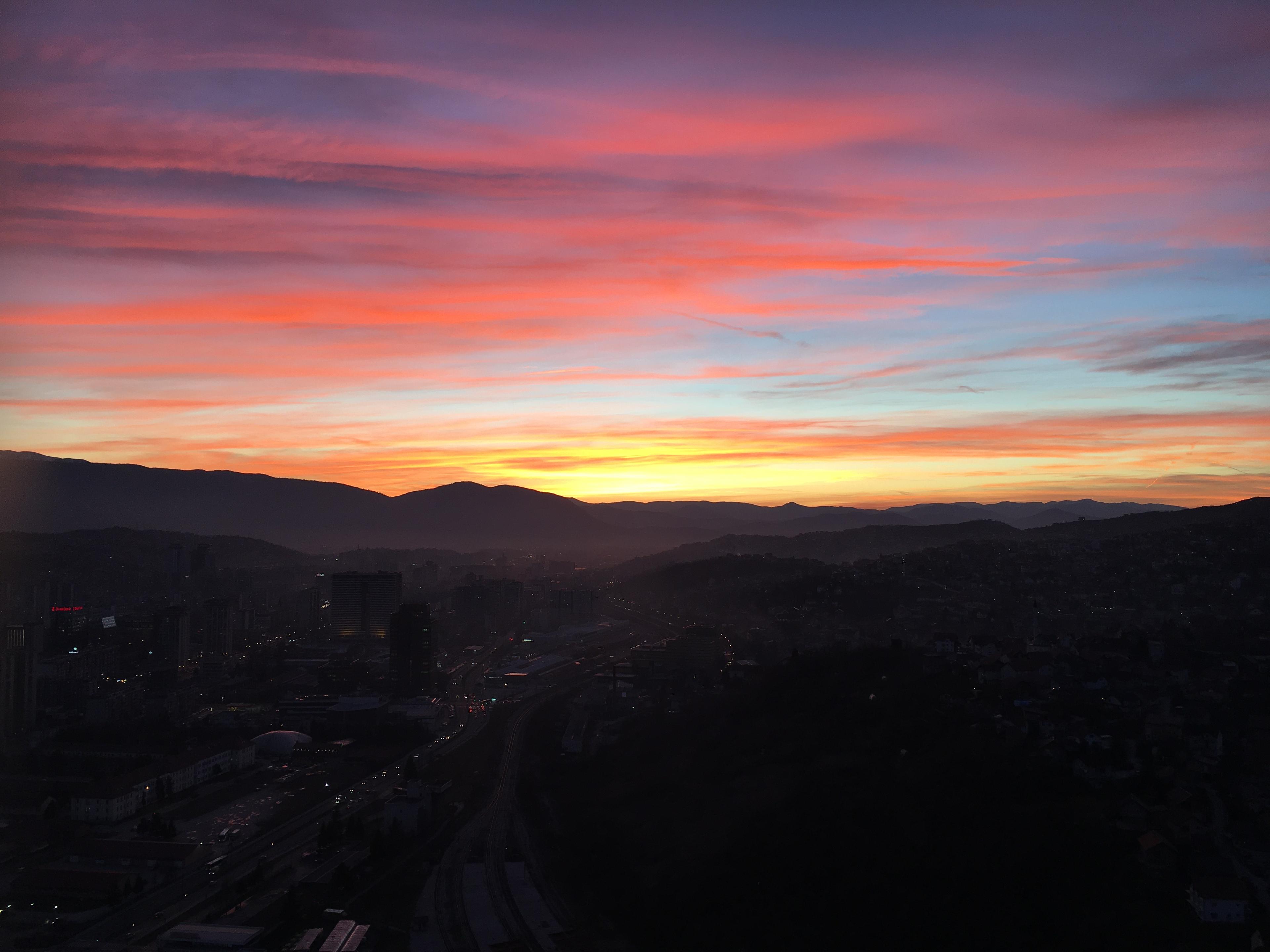 Sarajevo u predvečerje: Pogledajte fascinantne fotografije zalaska sunca snimljene s "Avazovog" tornja