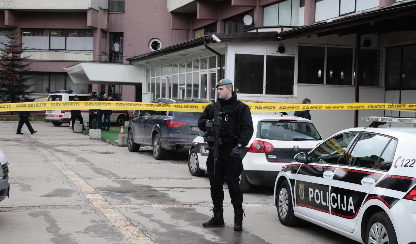 Prve fotografije s mjesta zločina: Potresne scene ispred Studentskog doma, porodica i prijatelji žrtve u očaju