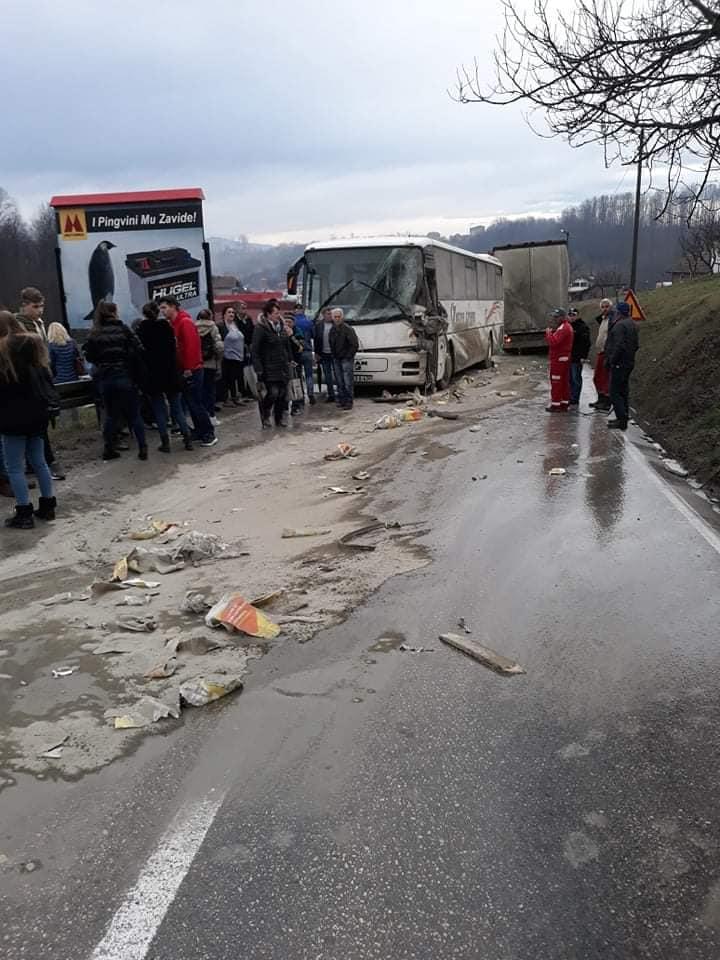 U saobraćajnoj nesreći učestvovao je i vozač teretnjaka koji je prevozio cement - Avaz