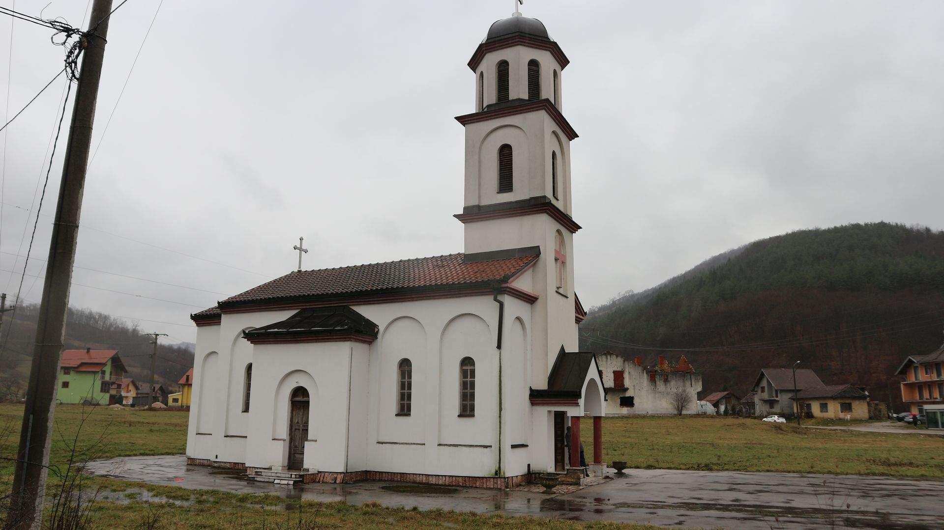 Počelo izmještanje bespravno napravljene crkve iz avlije - Avaz