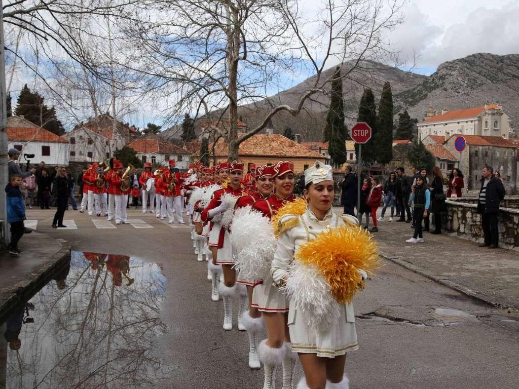 Mažoretkinje u gradu - Avaz