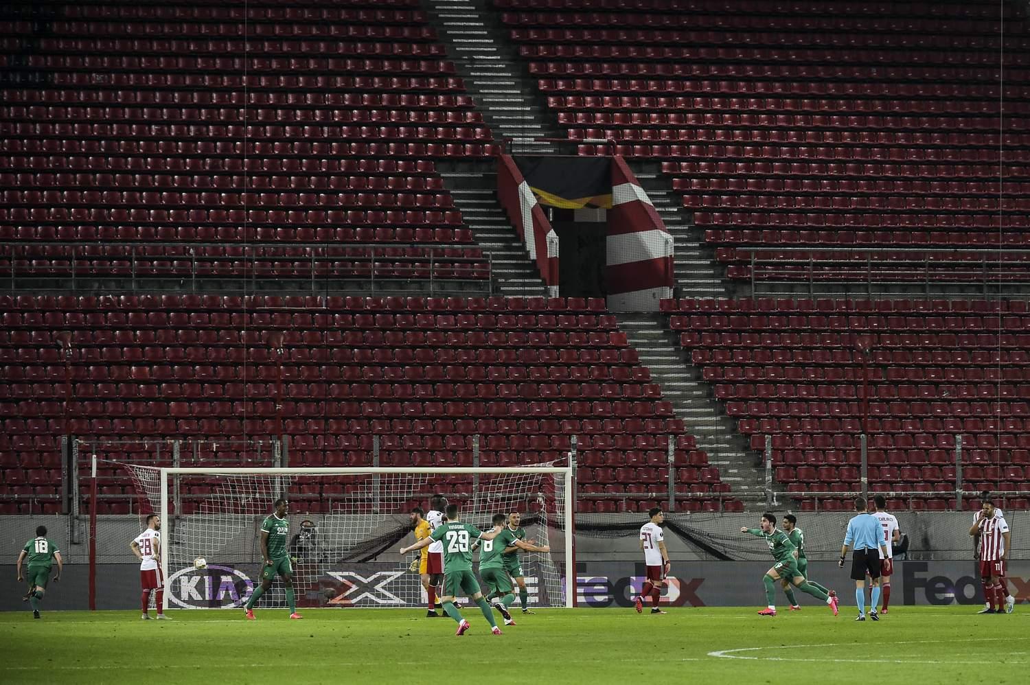 Prazne tribine na stadionu u Pireju - Avaz