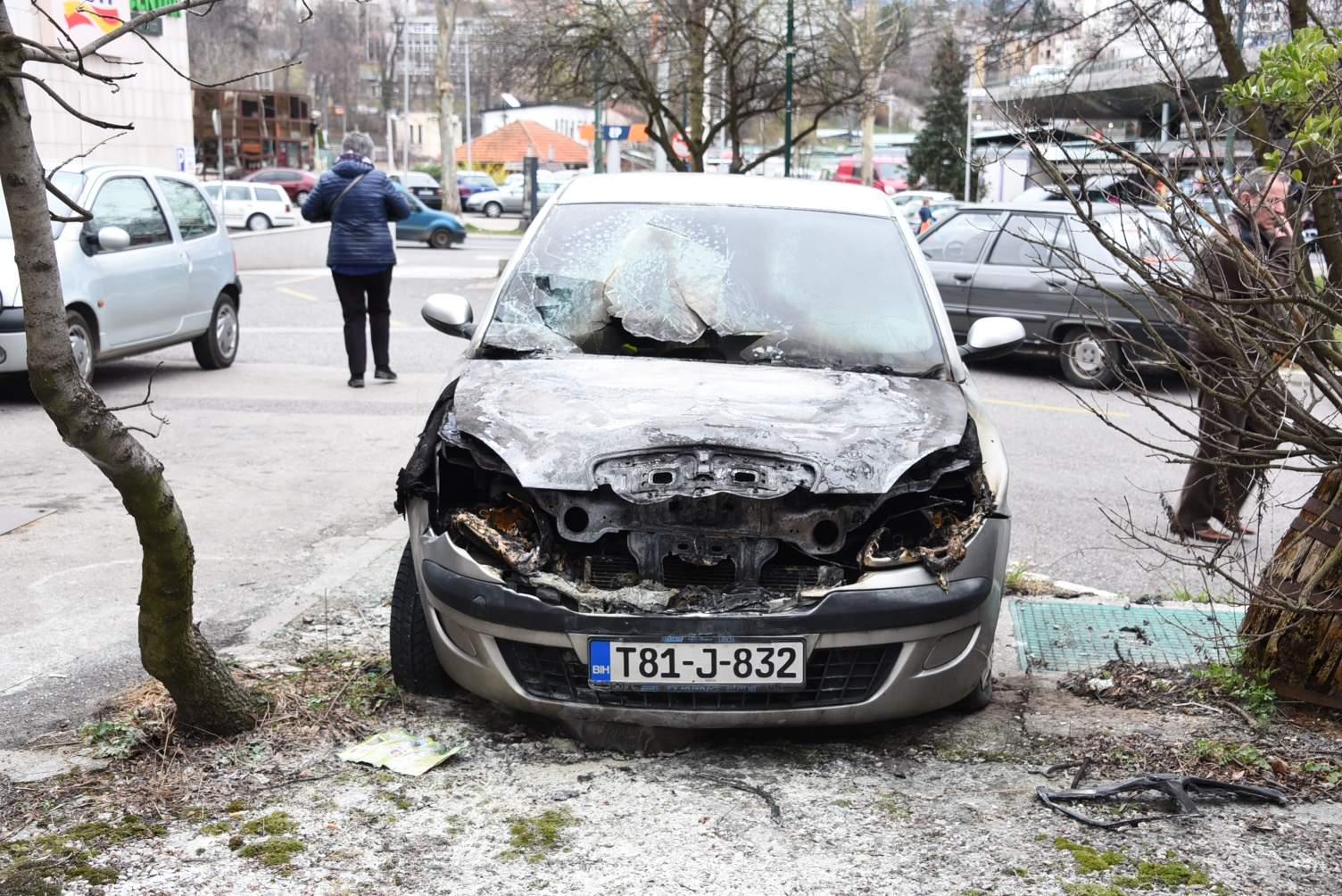 Lancia zapaljena na Ciglanama - Avaz