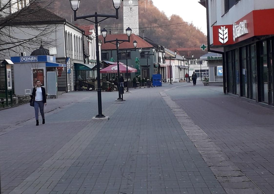 Sablasne scene u Gračanici zbog straha od koronavirusa: Grad je pust, nestašica brašna