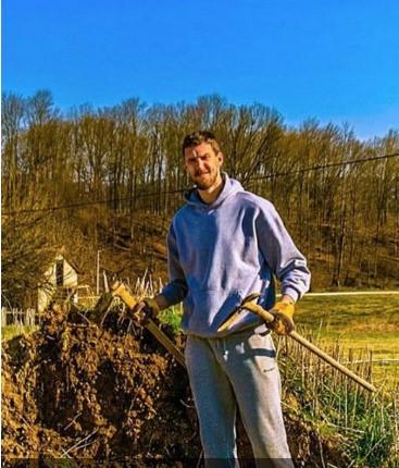 Košarkaš Ognjen Kuzmić radi na njivi