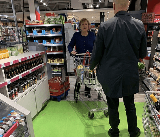 Merkel u supermarketu - Avaz