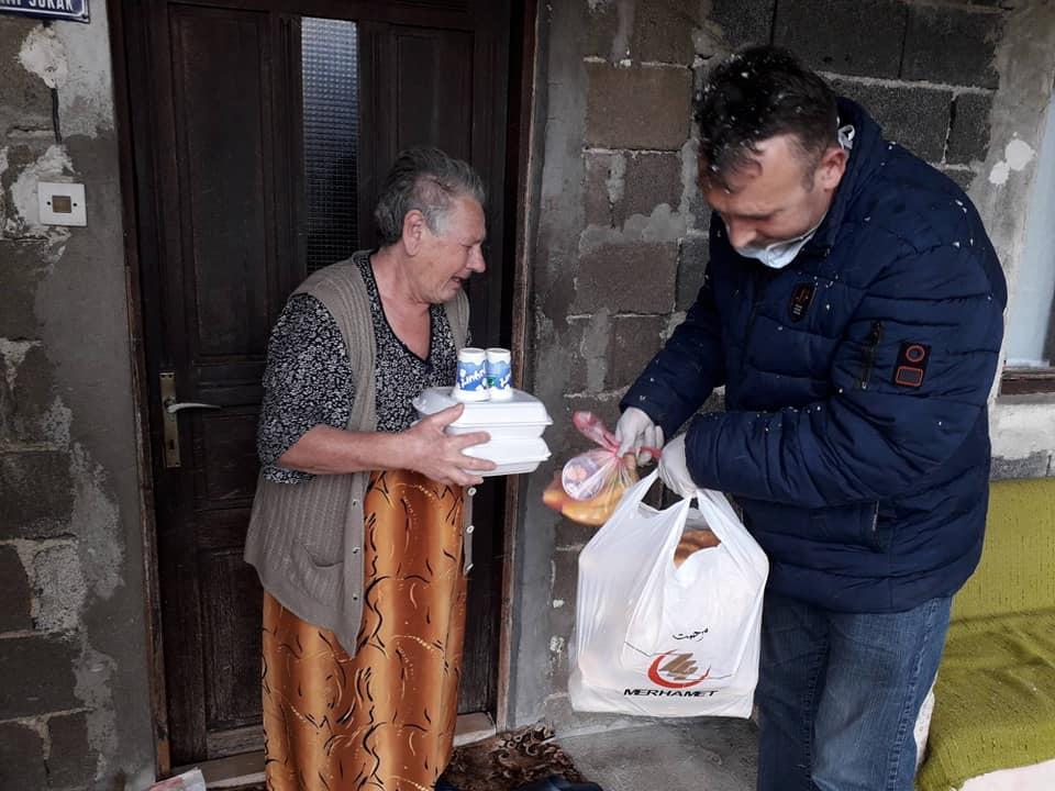 Podjela obroka na kućnoj adresi - Avaz