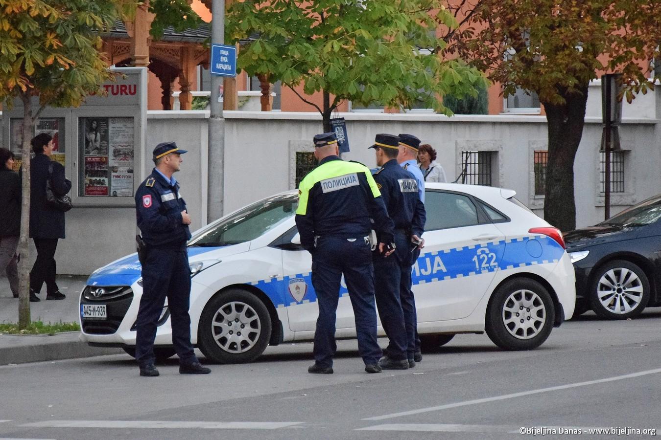 Policajac uočio prijeteće poruke - Avaz