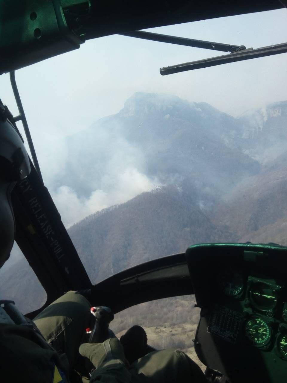 Helikopter Oružanih snaga BiH i drugi dan gasi požar kod Prozora