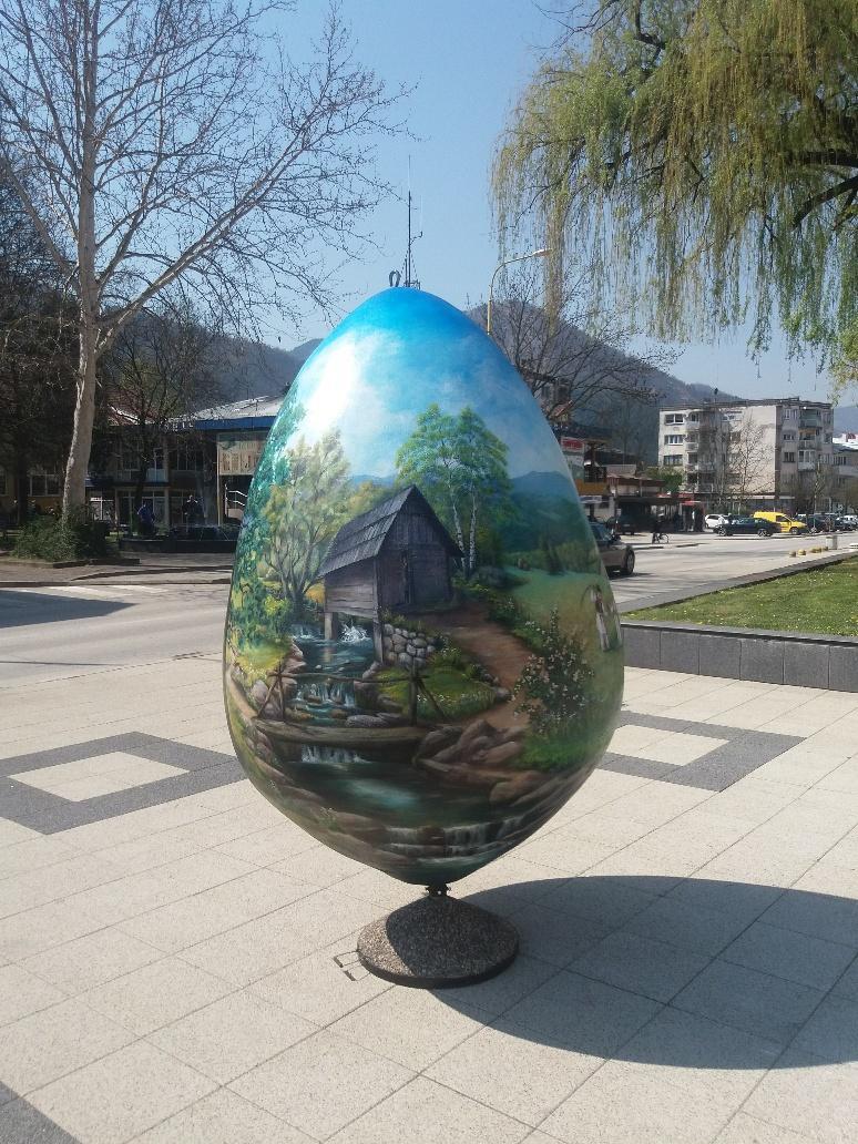 Postavljena velika skulptura uskršnjeg jajeta