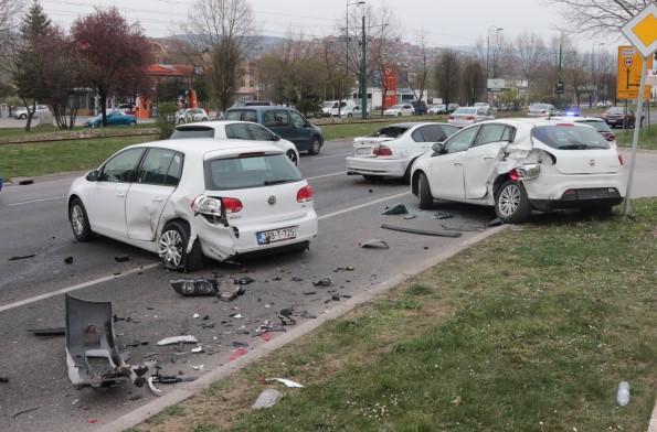 Udes u sarajevskom naselju Nedžarići: Sudarila se četiri vozila