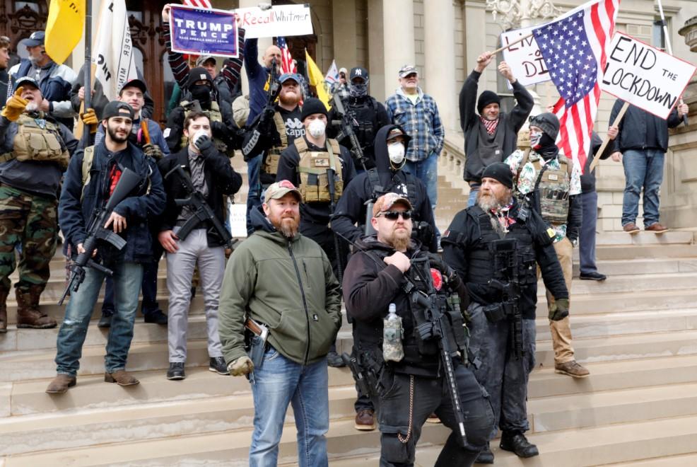 Naoružani demonstranti okupili se u Lensingu, u američkoj državi Mičigen - Avaz