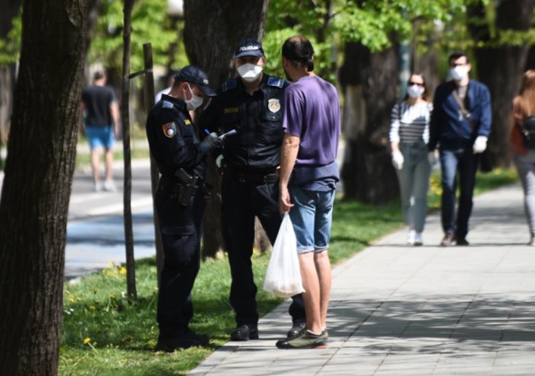 Policija piše kaznu muškarcu bez maske i rukavica - Avaz