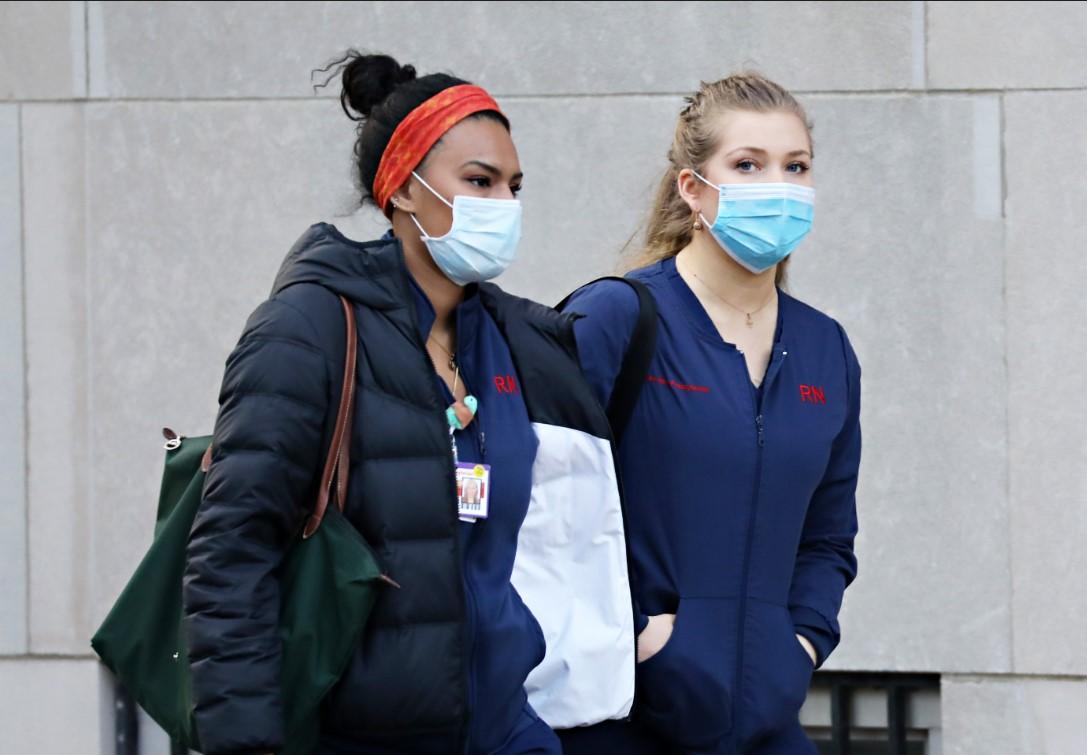 Dvije medicinske radnice stižu u svoju smjenu u bolnici u Njujorku - Avaz